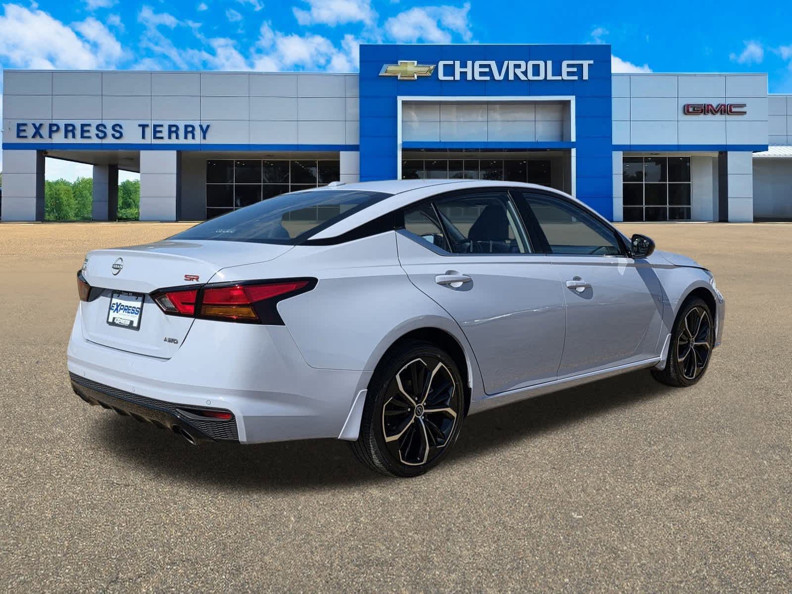 2025 Nissan Altima SR photo 2