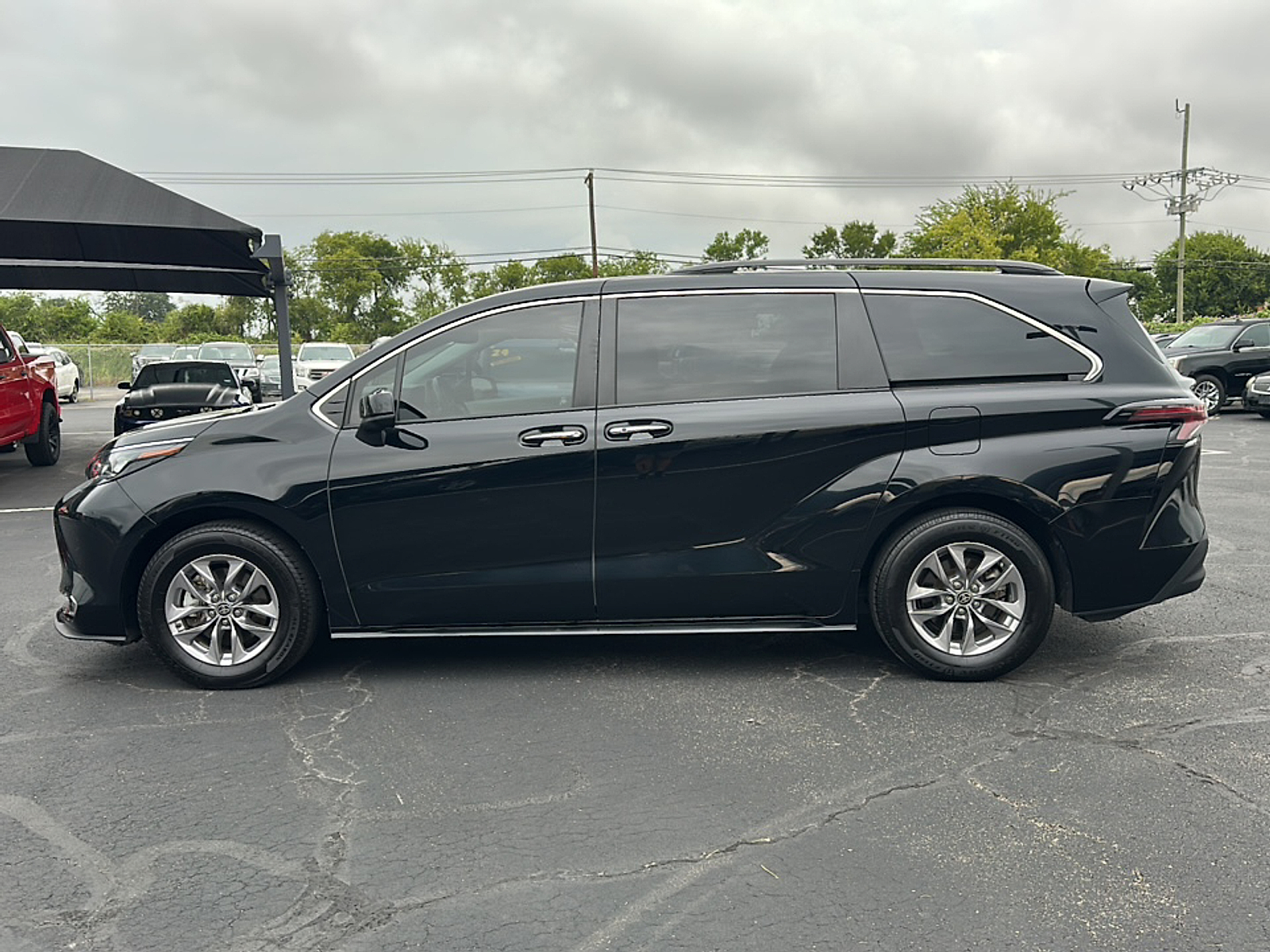2024 Toyota Sienna XLE photo 3