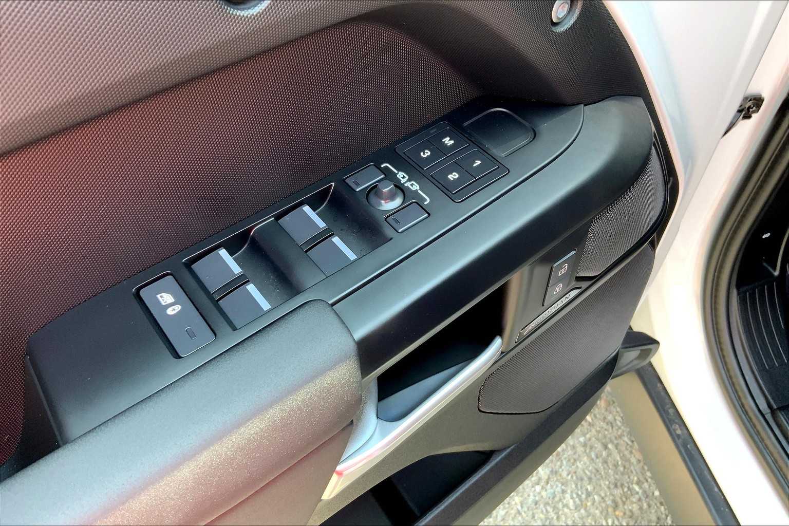 2025 Land Rover Defender 110 S photo 15