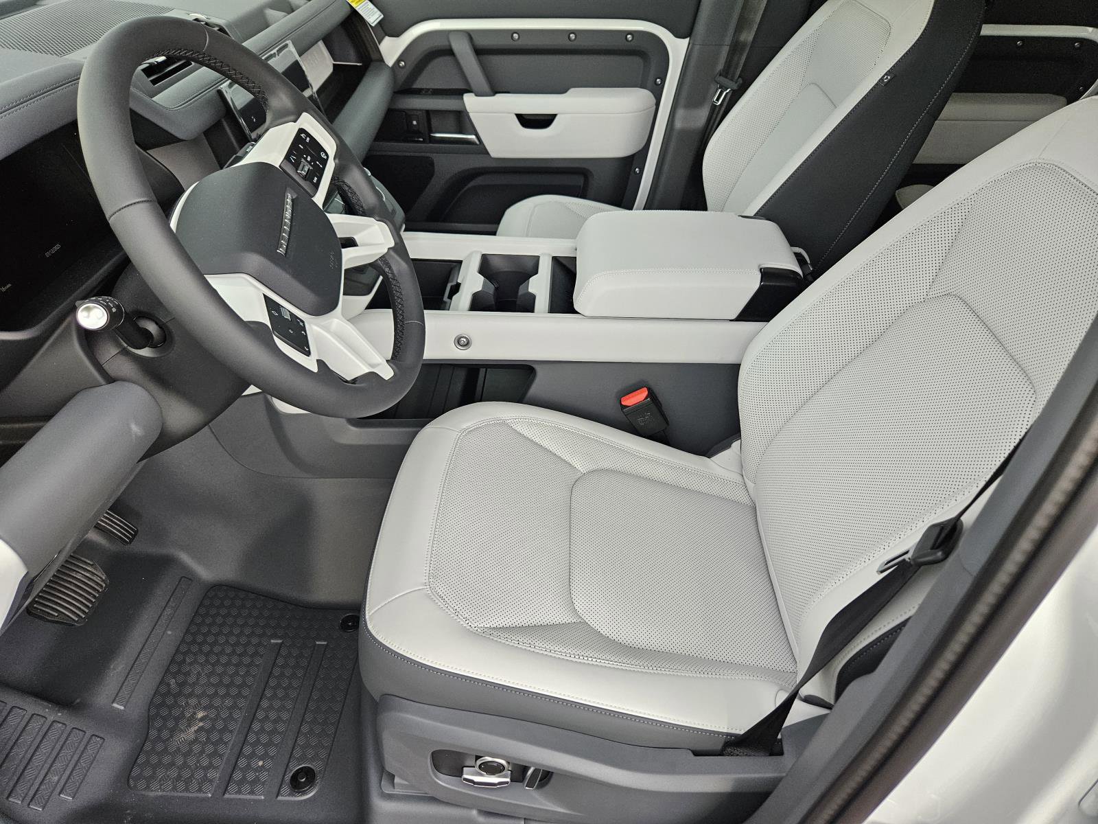 2025 Land Rover Defender 130 S photo 4