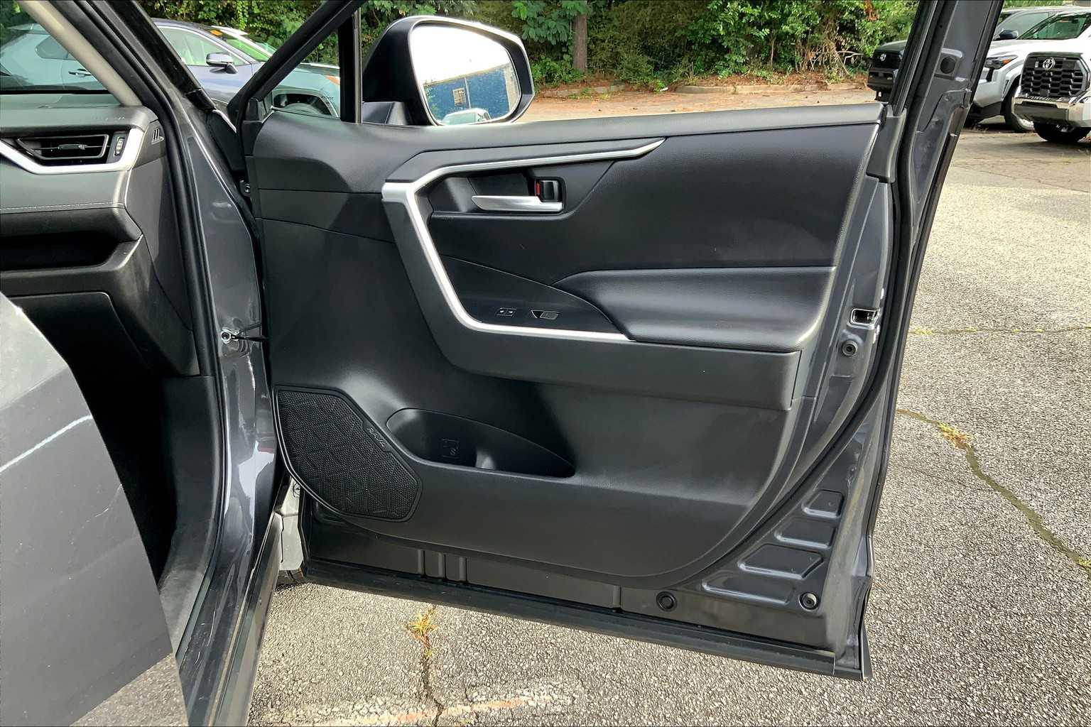 2023 Toyota RAV4 XLE photo 19