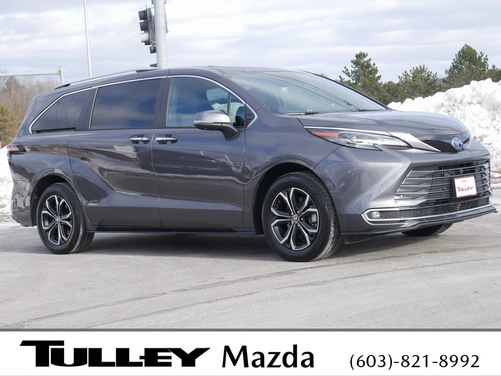 2025 Toyota Sienna Platinum's photo