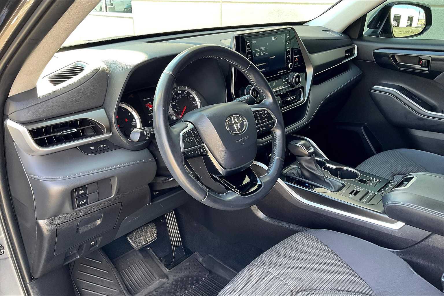 2020 Toyota Highlander LE photo 17