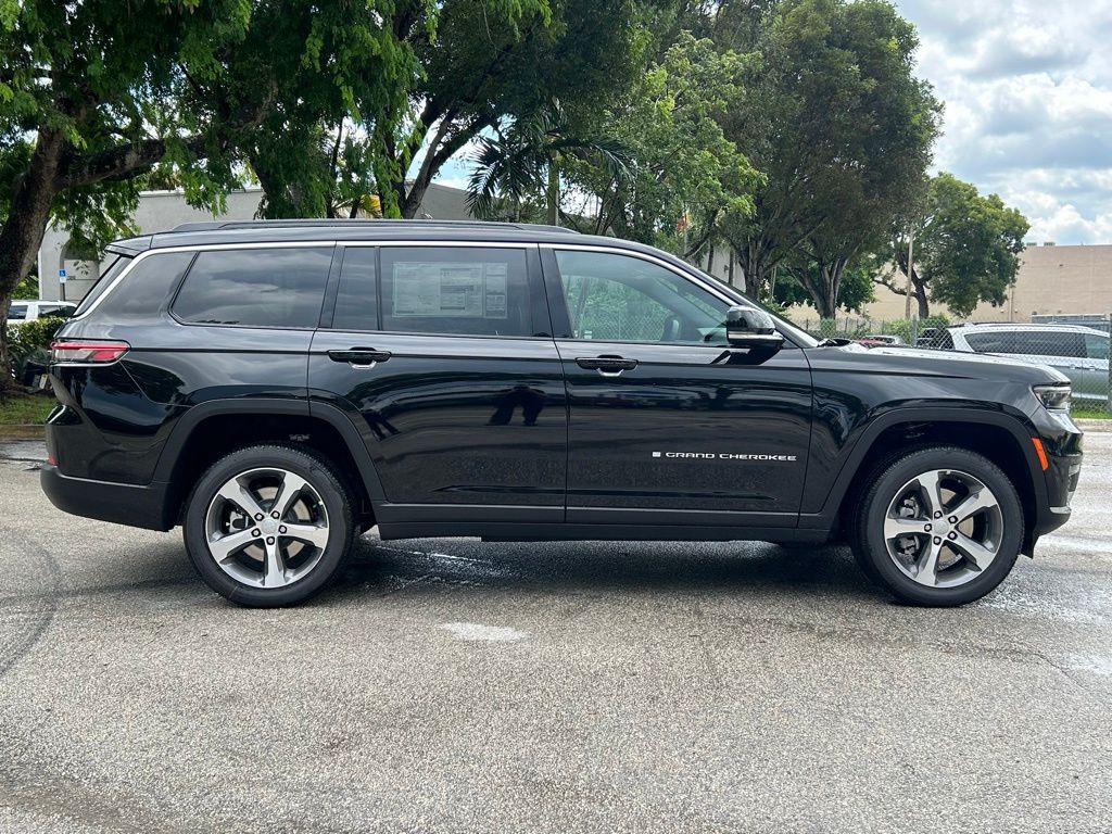 2025 Jeep Grand Cherokee Limited photo 3