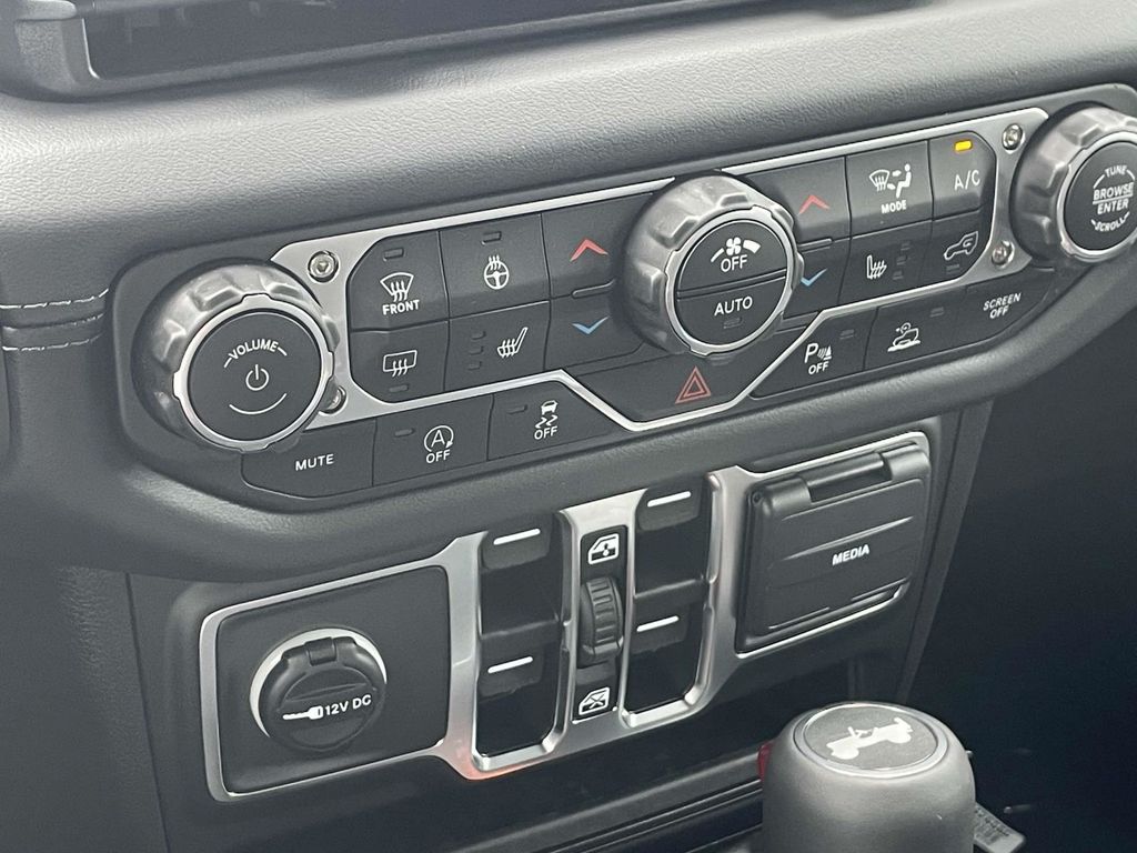 2025 Jeep Wrangler Sahara photo 33