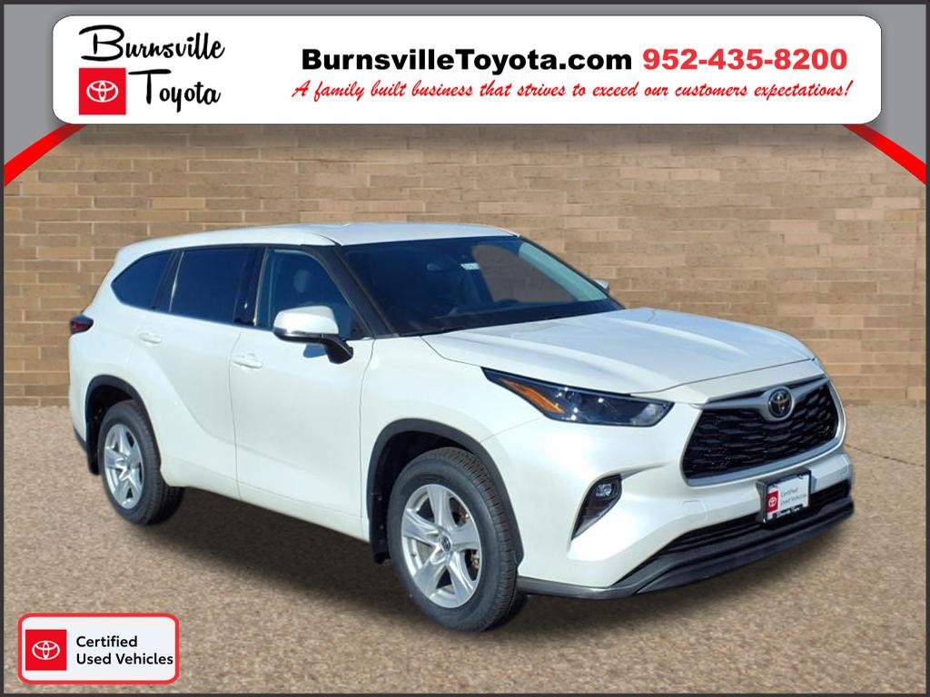 2022 Toyota Highlander LE's photo