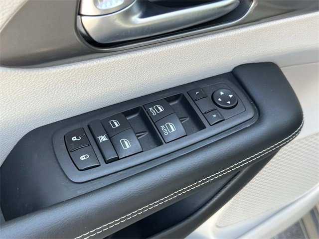 2022 Chrysler Pacifica Hybrid Touring L photo 14