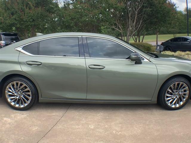 2024 Lexus ES 300h Ultra Luxury photo 9