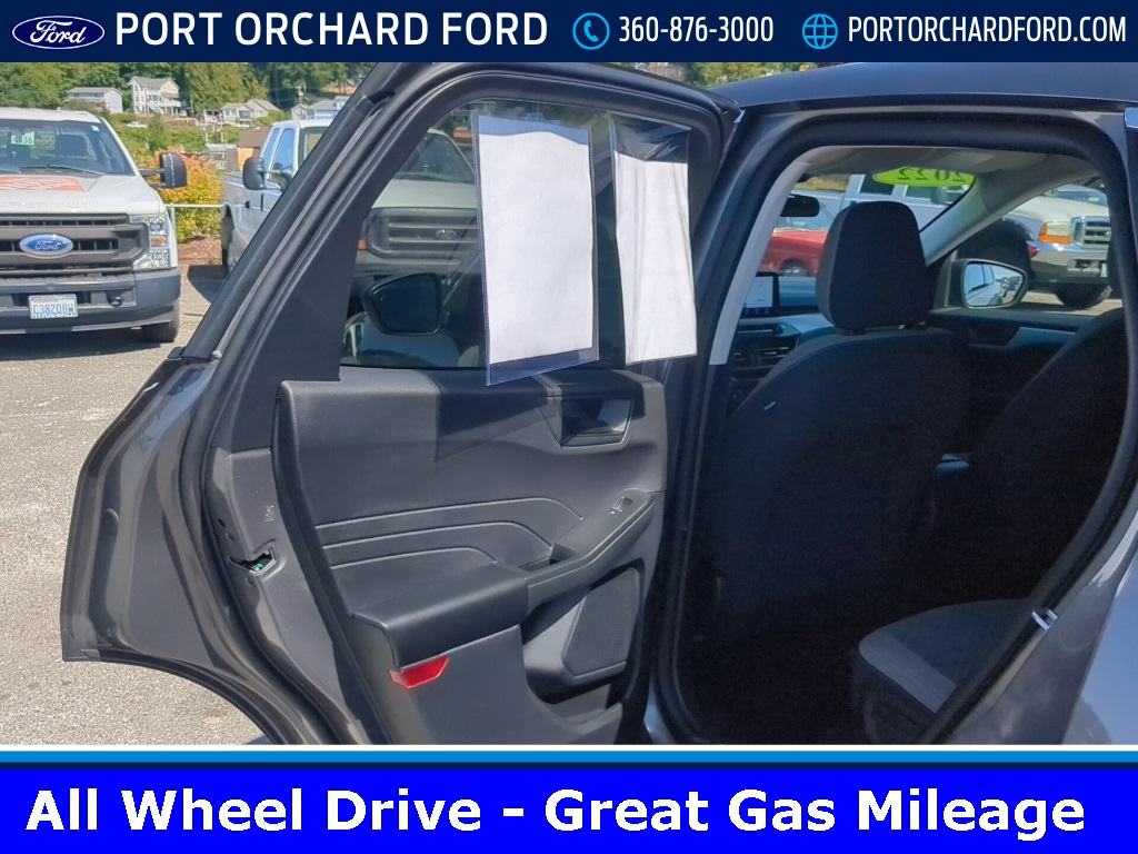 2022 Ford Escape SE photo 2