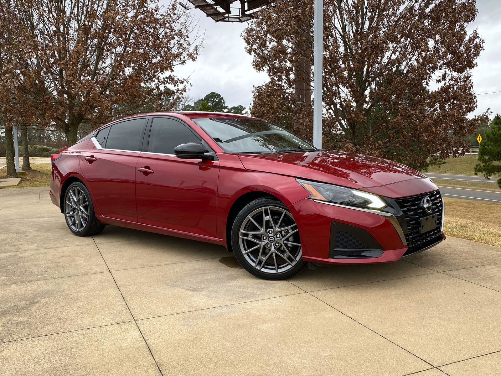 2023 Nissan Altima SR's photo