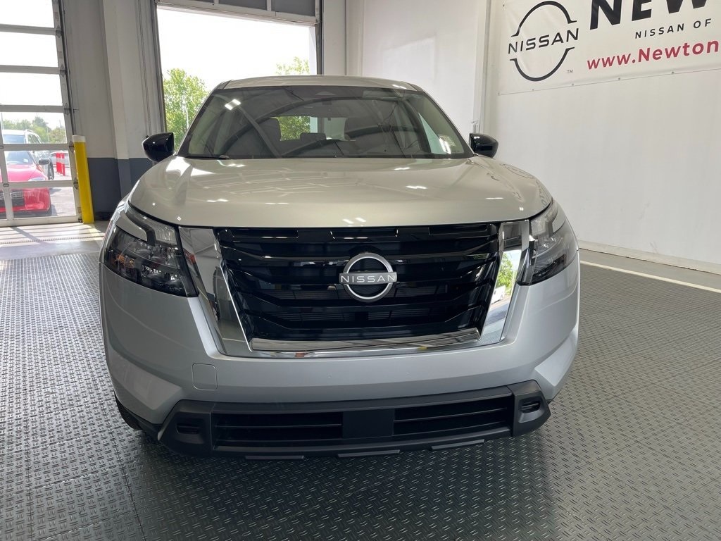 2025 Nissan Pathfinder S photo 2