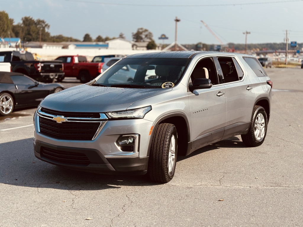 2023 Chevrolet Traverse LS photo 2