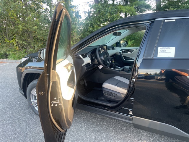 2025 Toyota RAV4 XLE photo 15