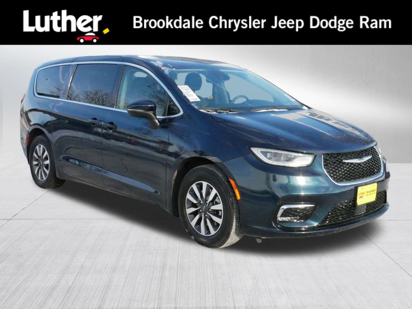 2023 Chrysler Pacifica Hybrid Touring L's photo