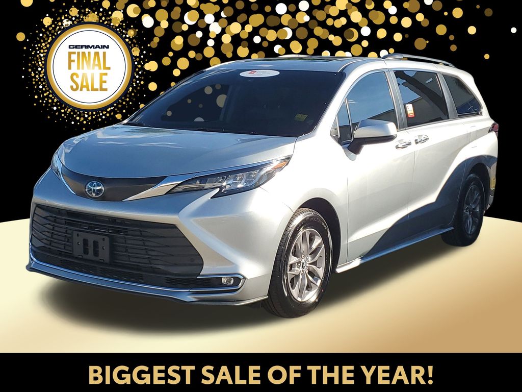 2022 Toyota Sienna XLE's photo