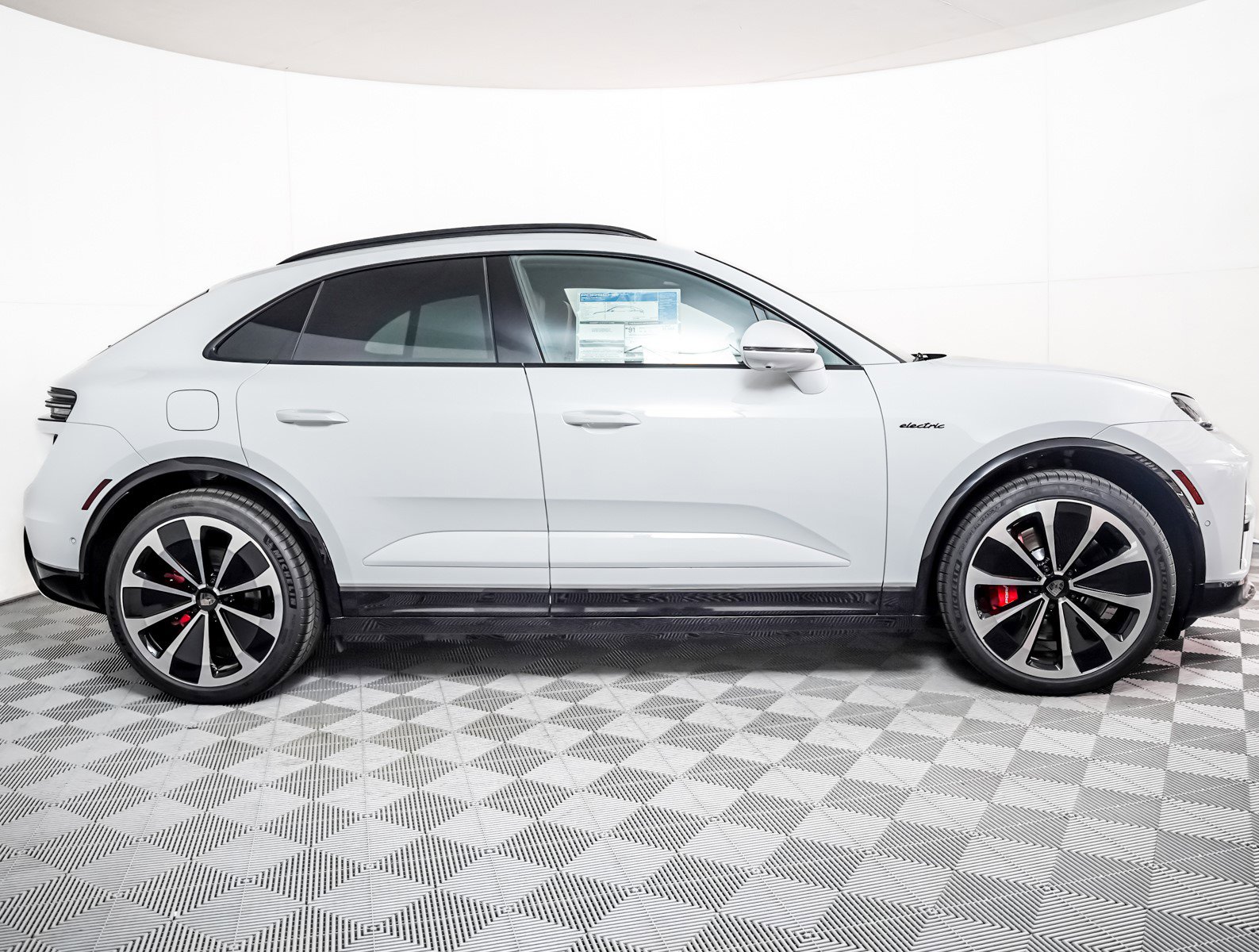 2025 Porsche Macan Electric Turbo photo 9