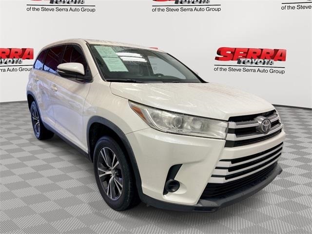 2019 Toyota Highlander LE's photo