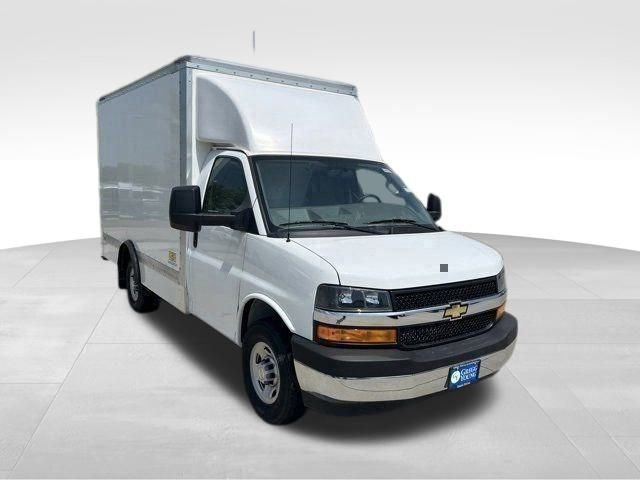 2023 Chevrolet Express Cutaway 3500 photo 3