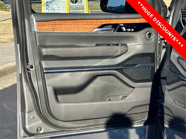2023 Jeep Grand Wagoneer III photo 10