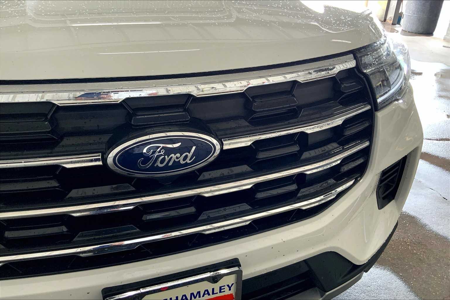 2025 Ford Explorer photo 25