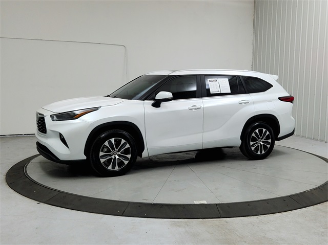 2023 Toyota Highlander XLE photo 3