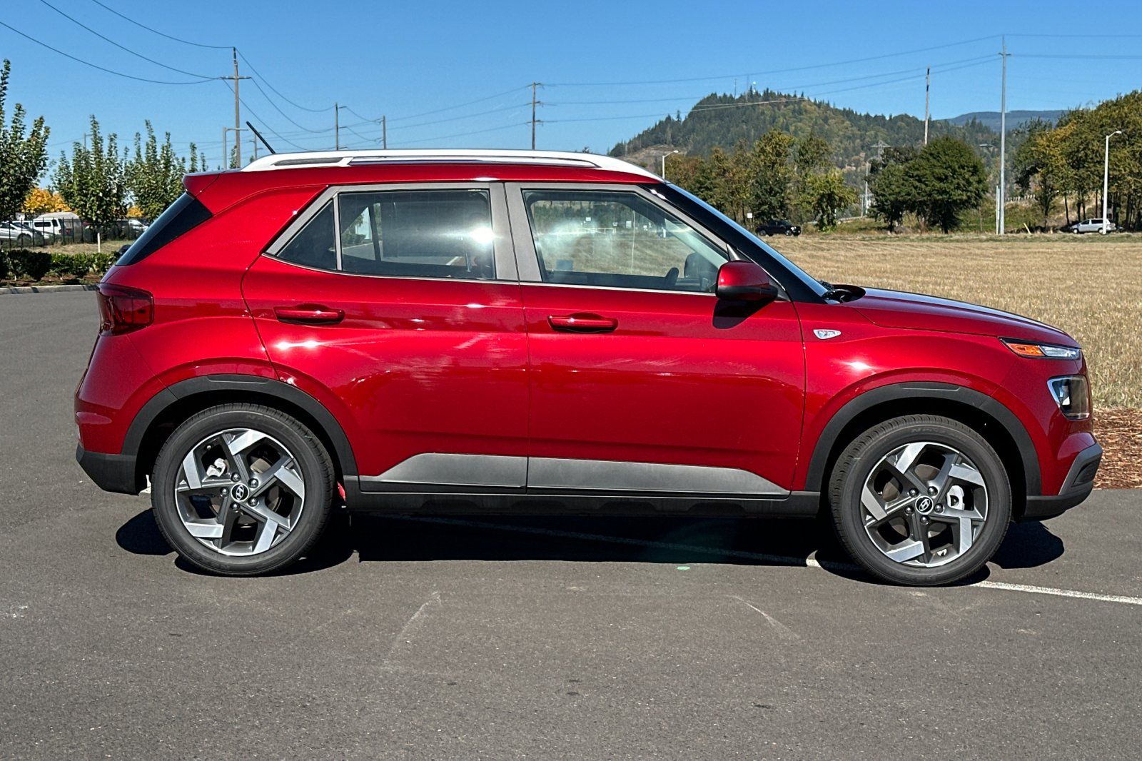 2025 Hyundai Venue SEL photo 2