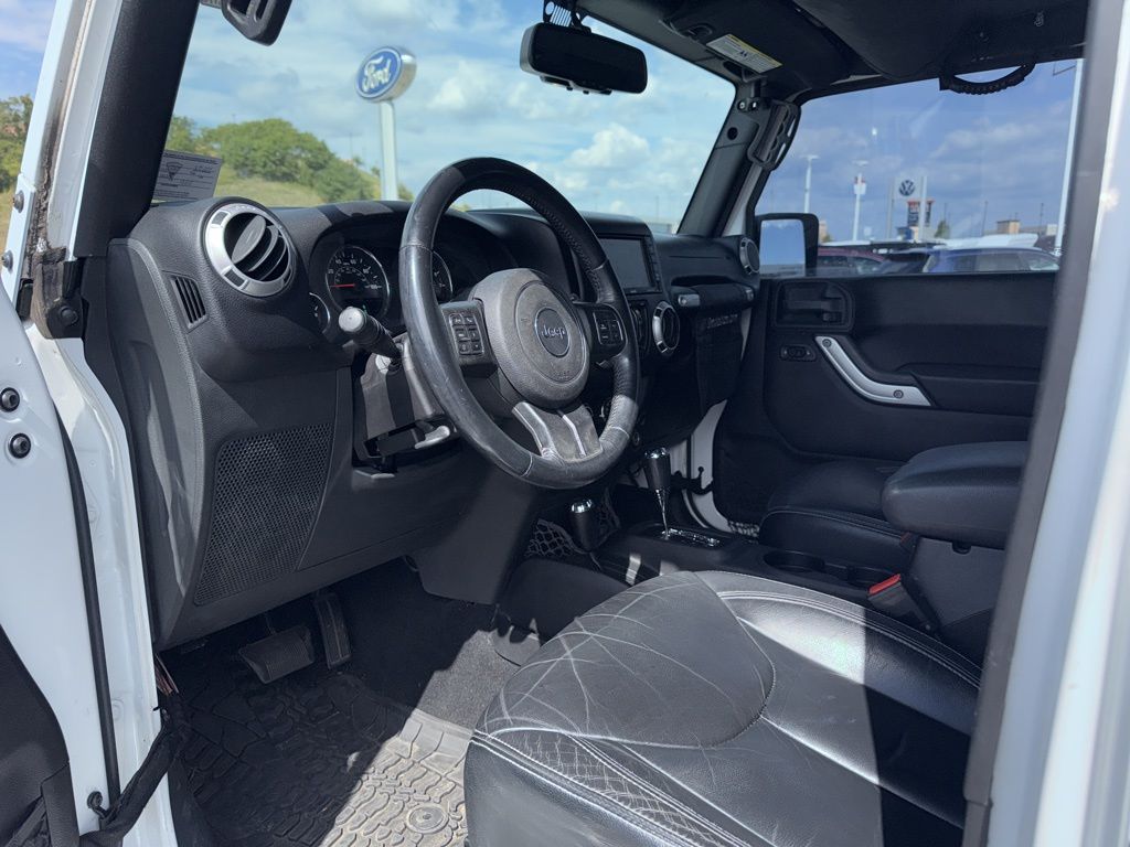 2015 Jeep Wrangler Unlimited Sahara photo 9