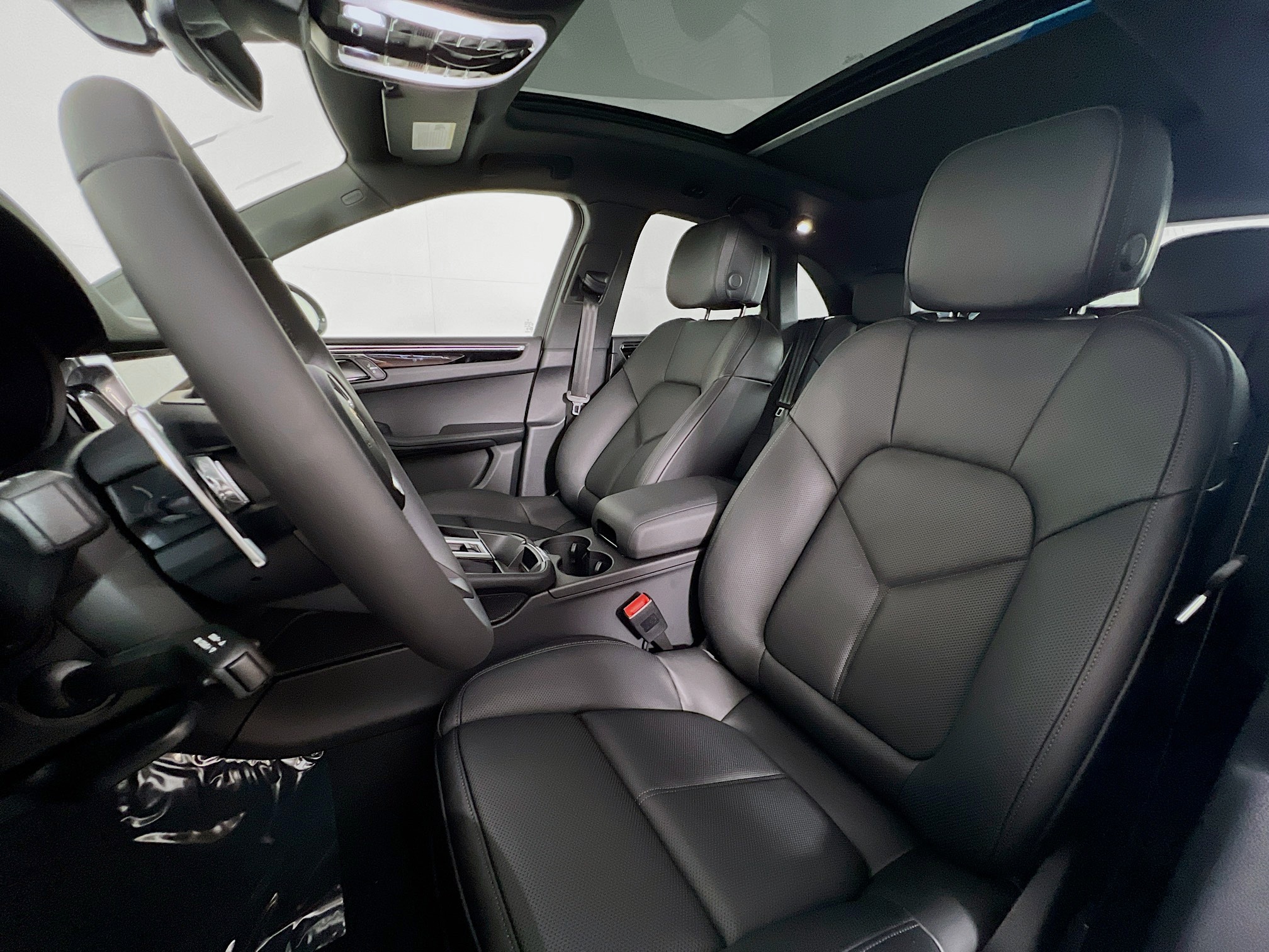 2025 Porsche Macan T photo 2