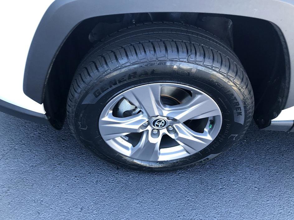 2023 Toyota RAV4 XLE photo 8