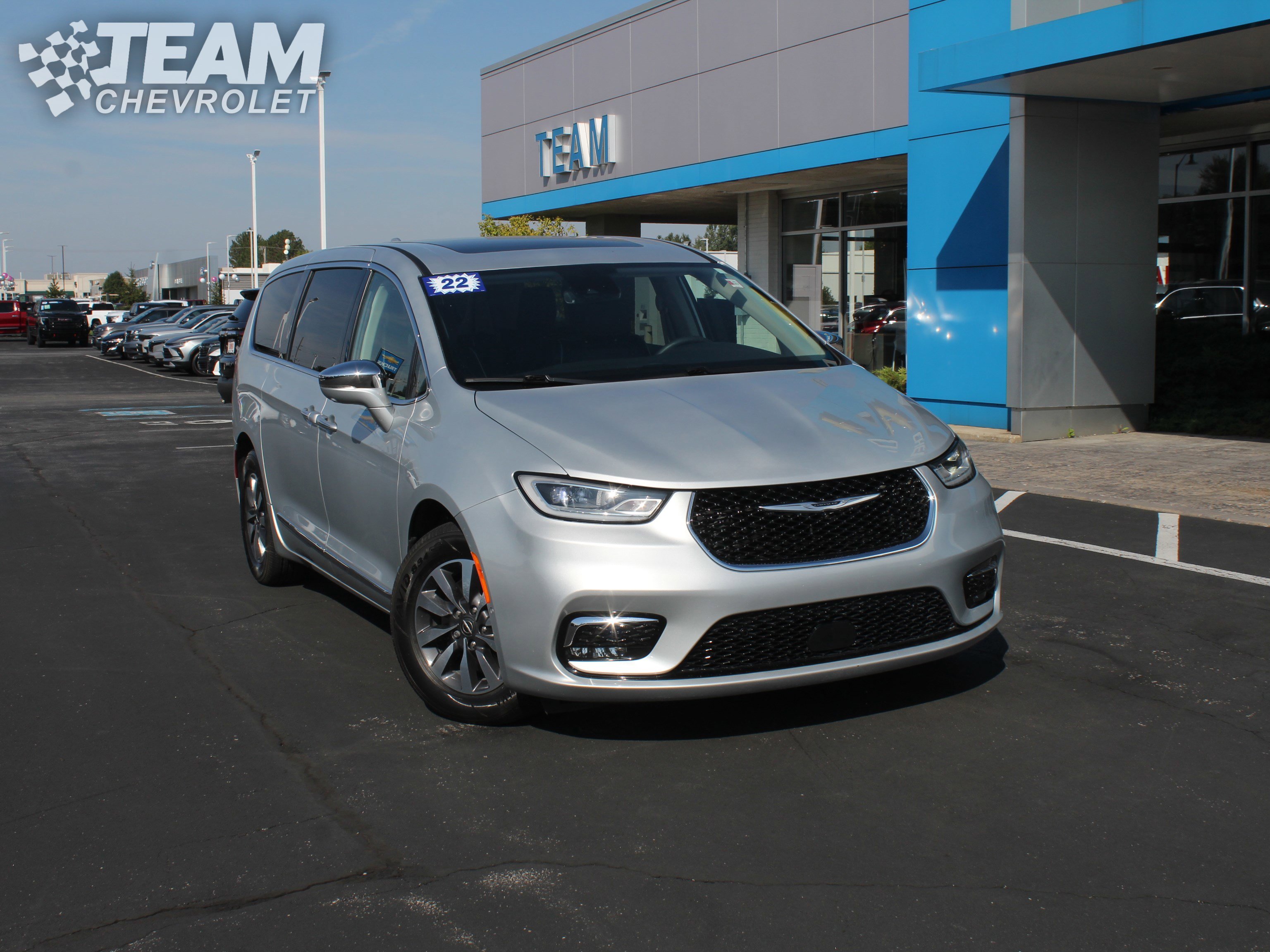 2022 Chrysler Pacifica Hybrid Limited photo 2