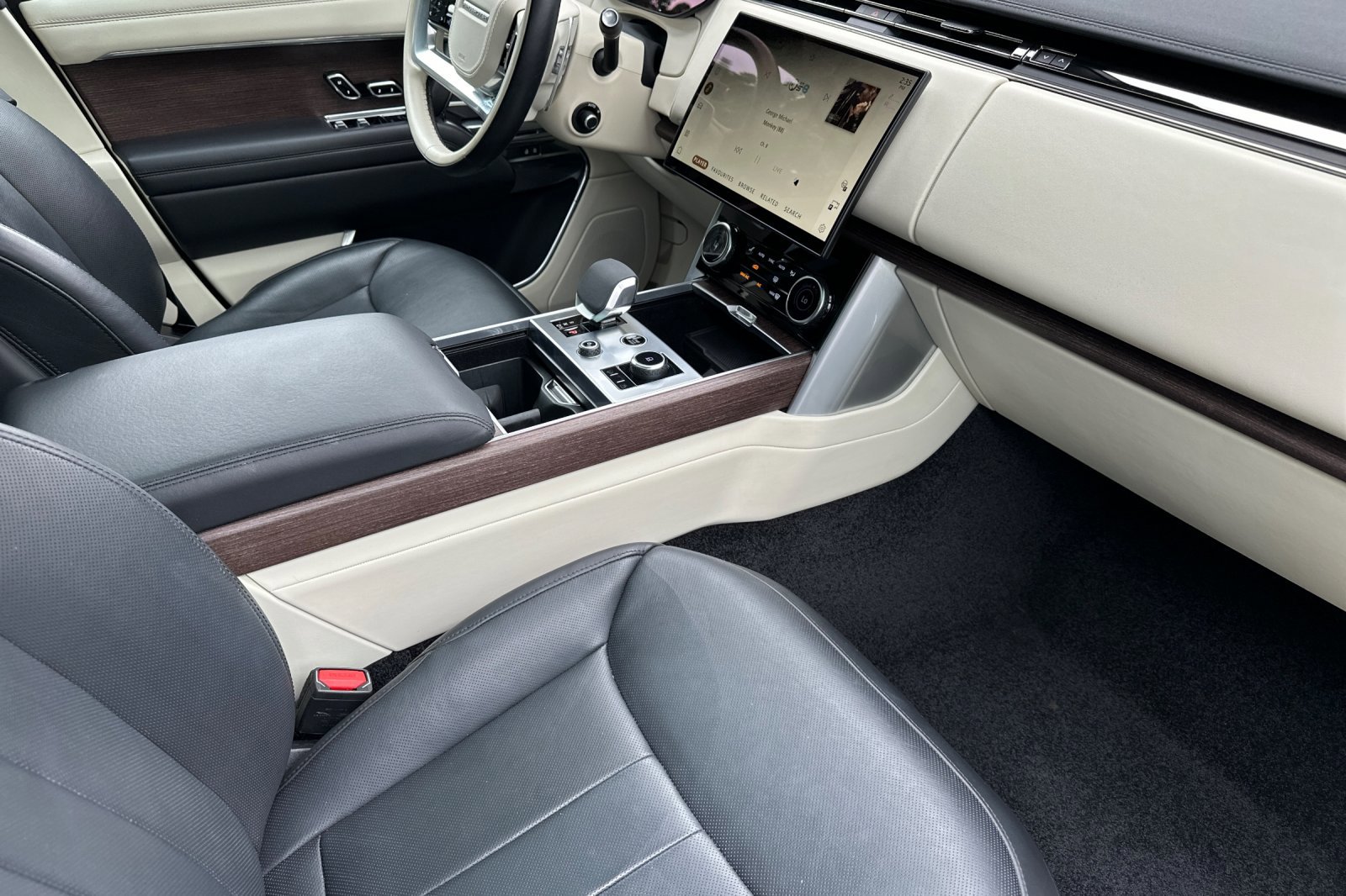 2023 Land Rover Range Rover SE photo 26