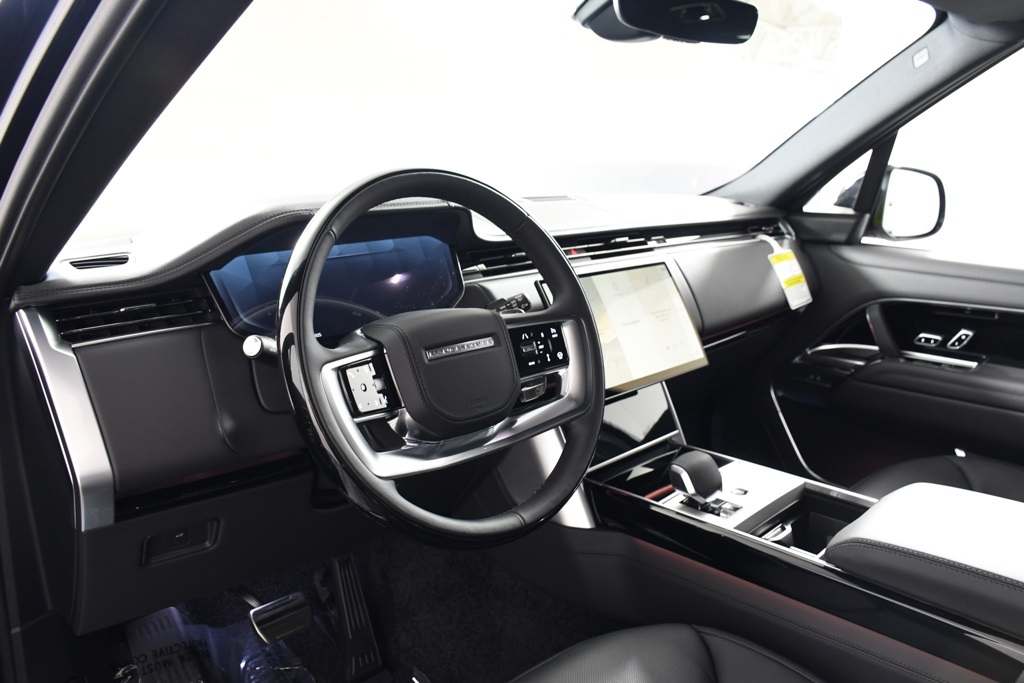 2025 Land Rover Range Rover SE photo 12