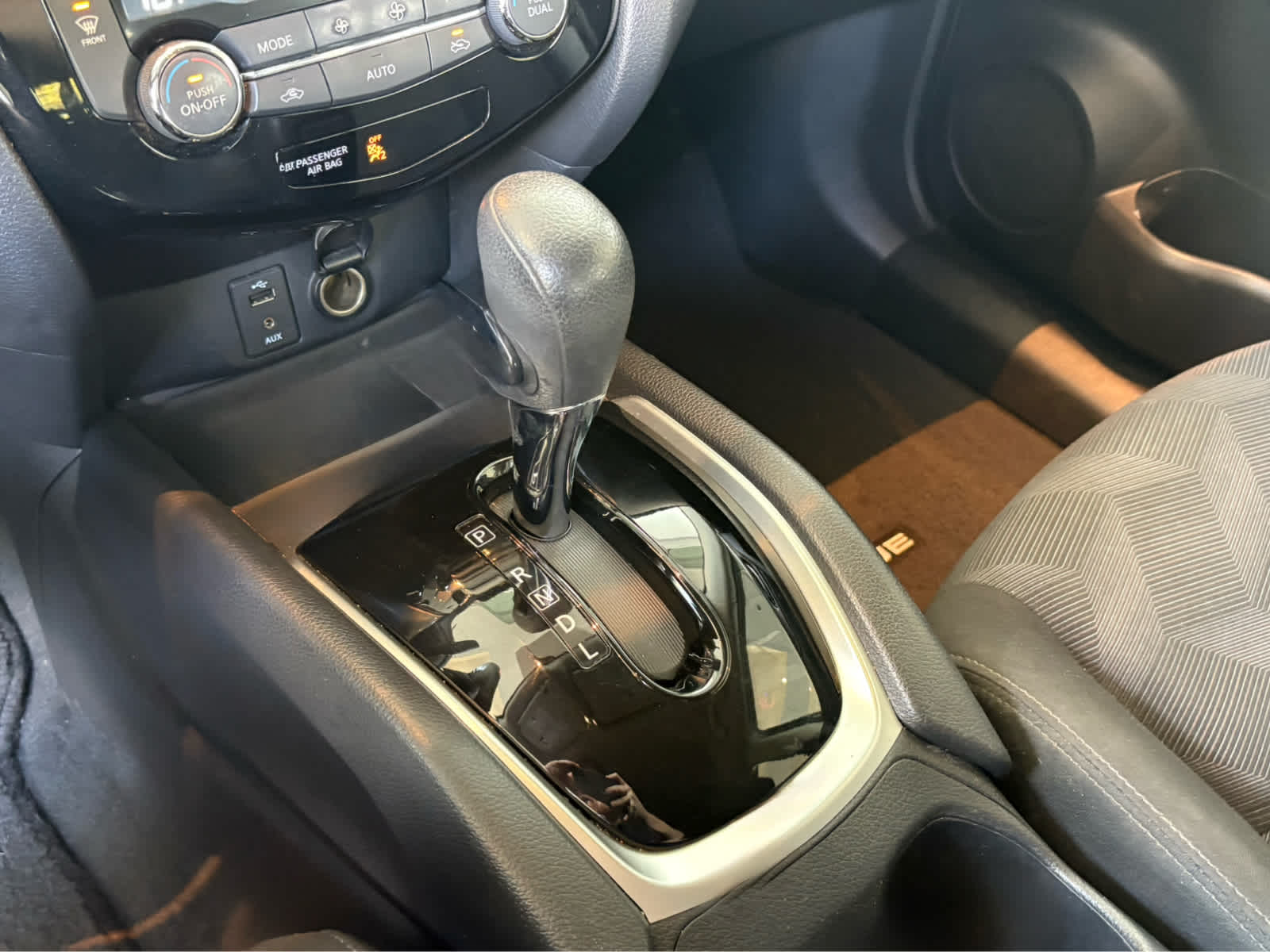 2016 Nissan Rogue SV photo 13