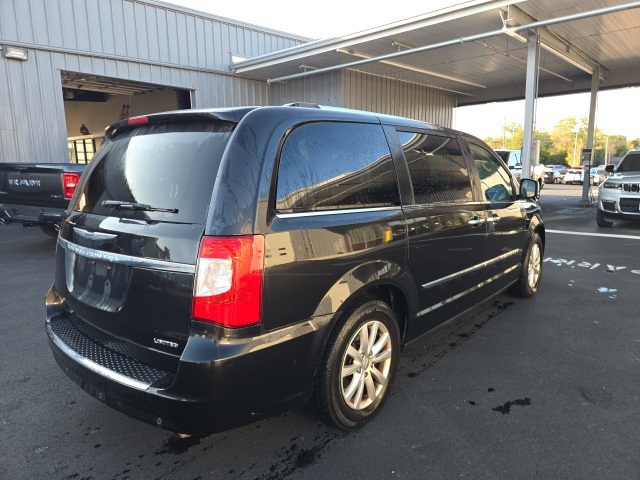 2015 Chrysler Town & Country Limited photo 4