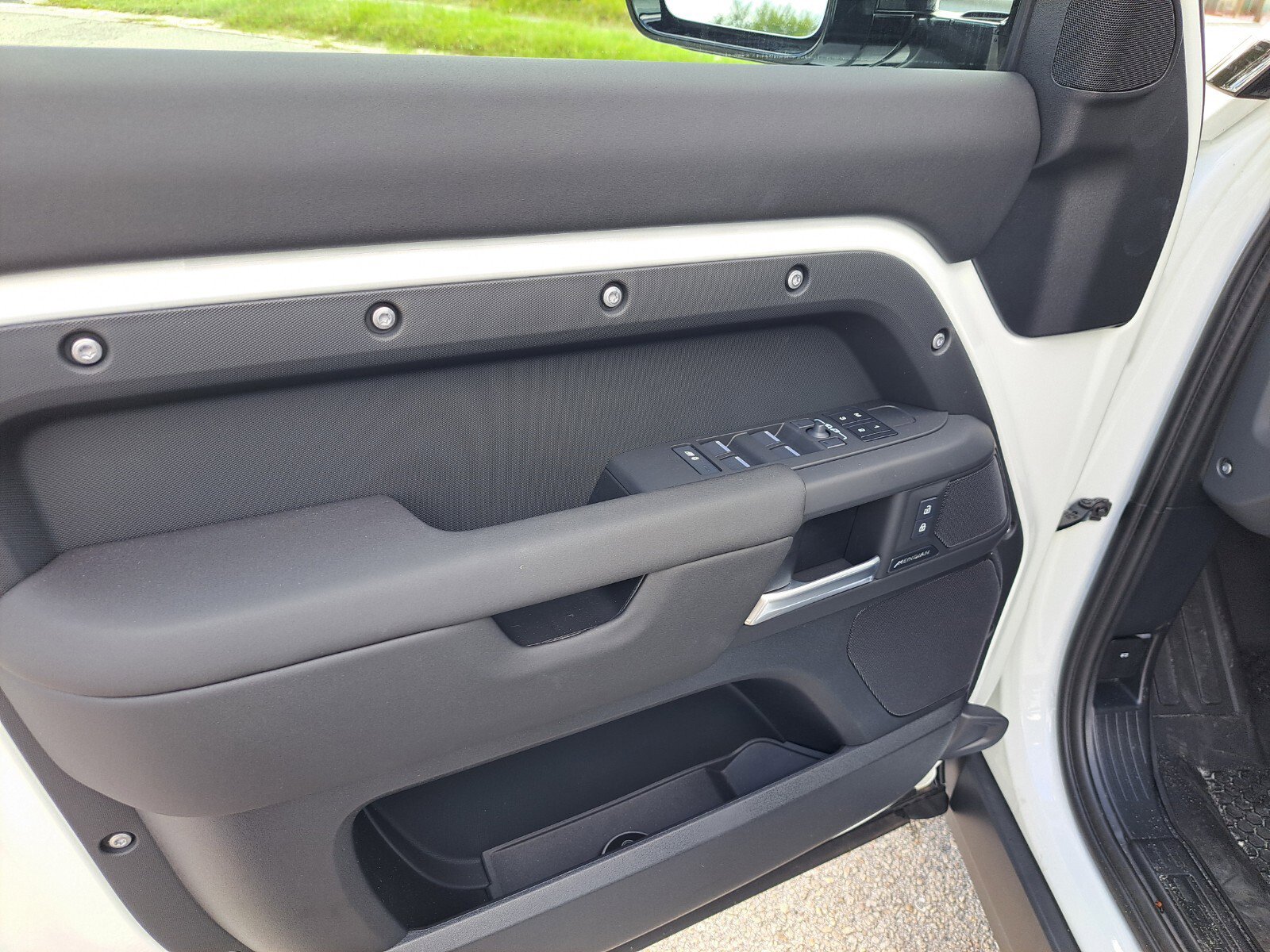 2025 Land Rover Defender 110 S photo 11