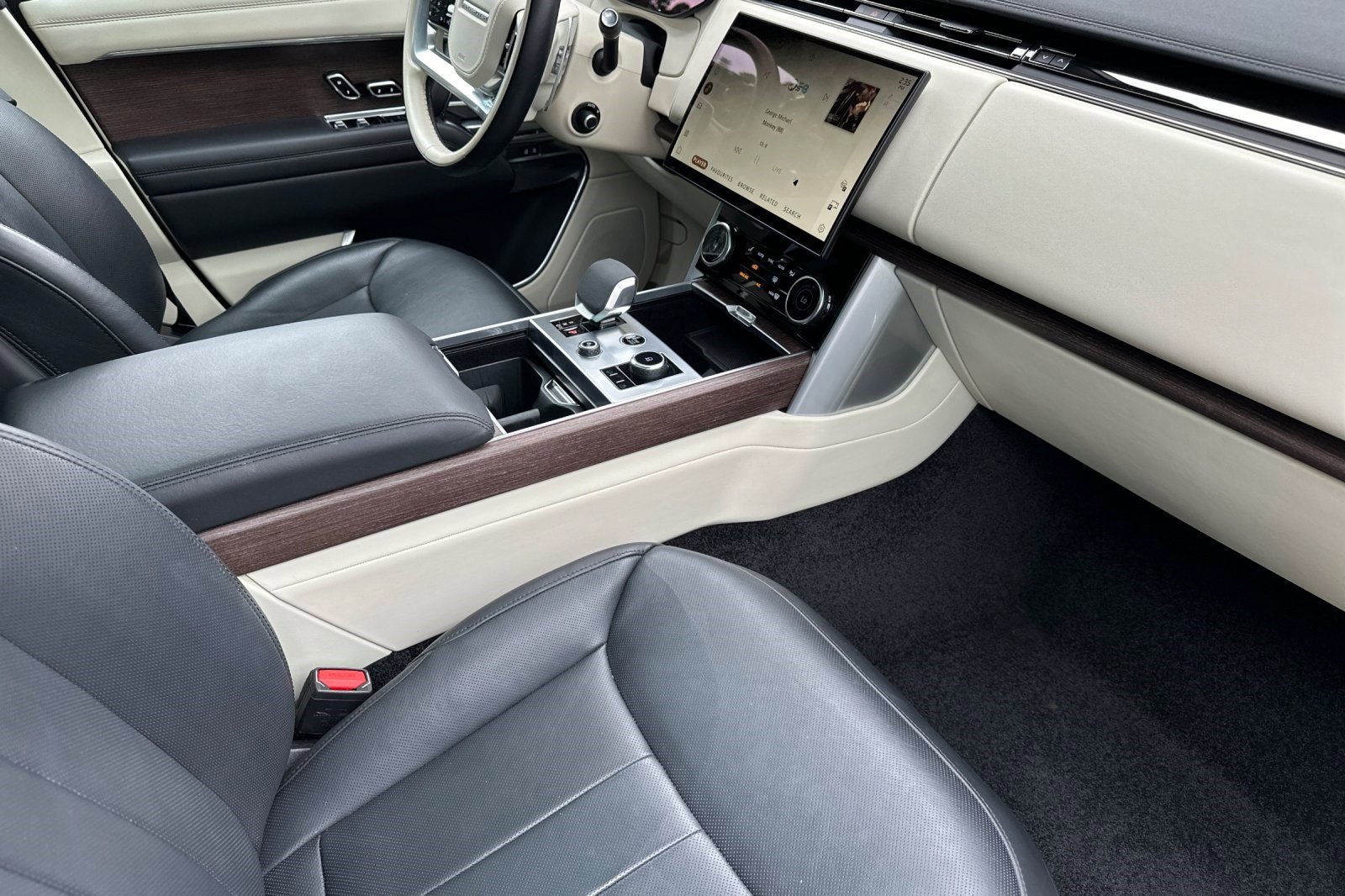 2023 Land Rover Range Rover SE photo 27