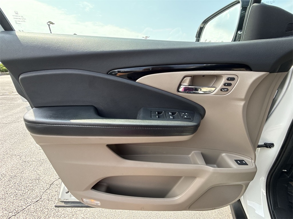 2016 Honda Pilot Elite photo 13
