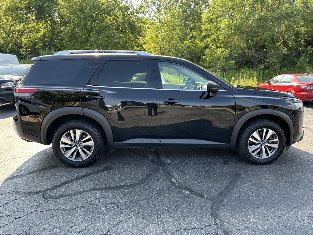 2022 Nissan Pathfinder SL photo 3