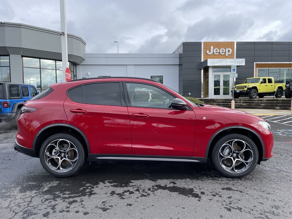 2024 Alfa Romeo Stelvio Ti photo 4