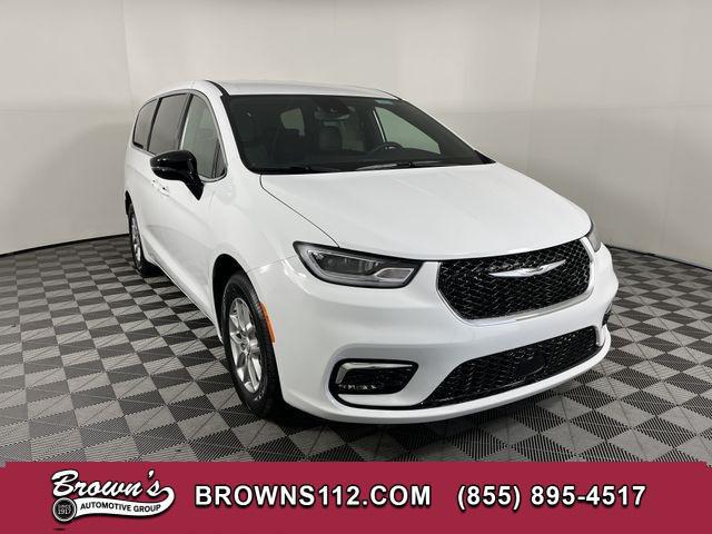 2026 Chrysler Pacifica Select's photo