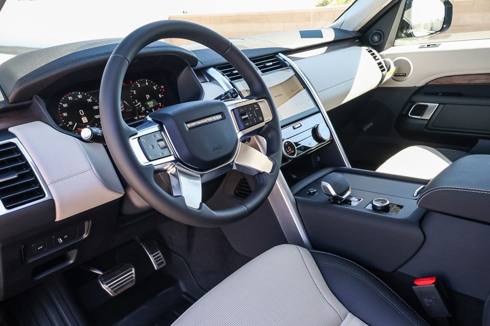 2025 Land Rover Discovery SE photo 17