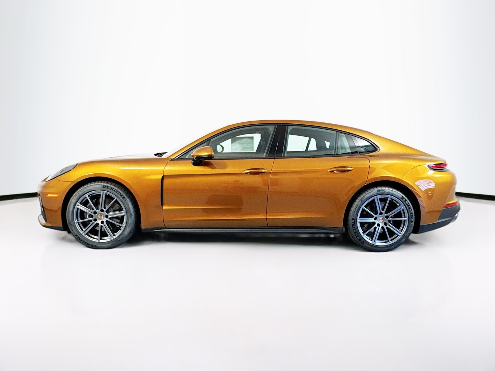 2025 Porsche Panamera 4 photo 2
