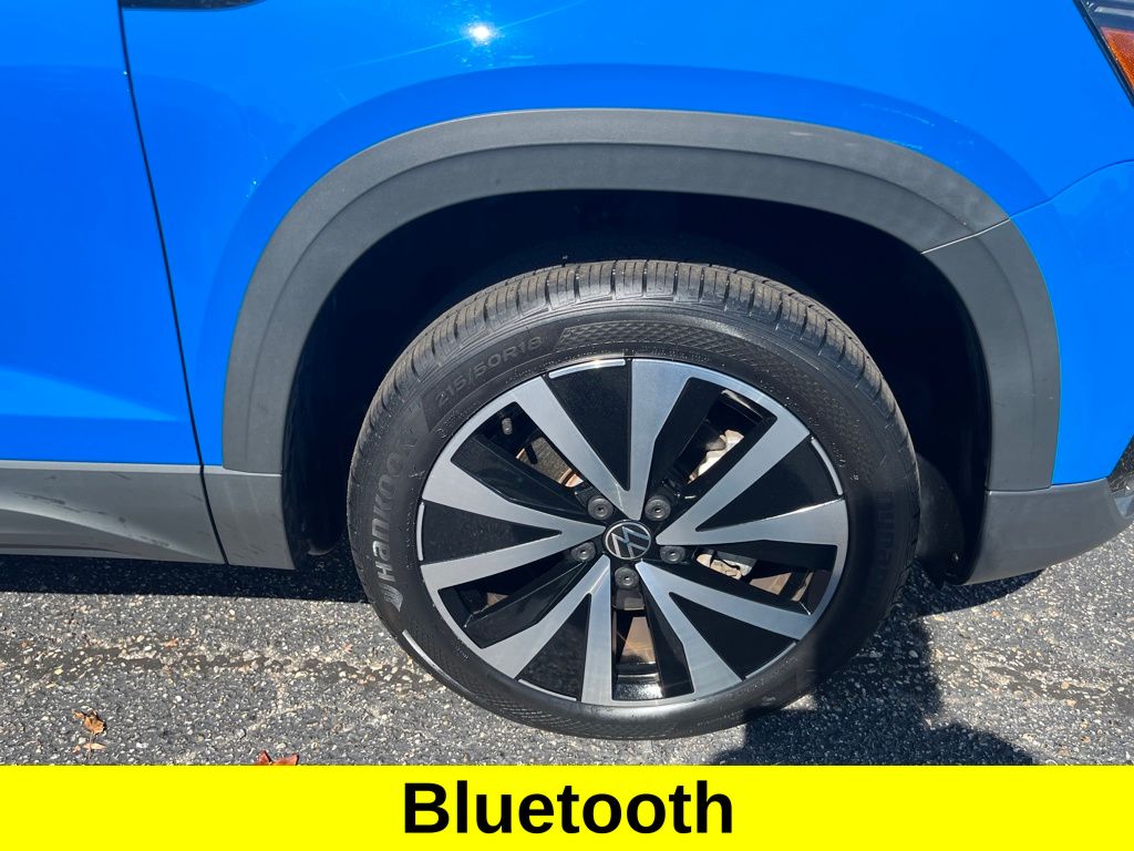 2022 Volkswagen Taos SE photo 2