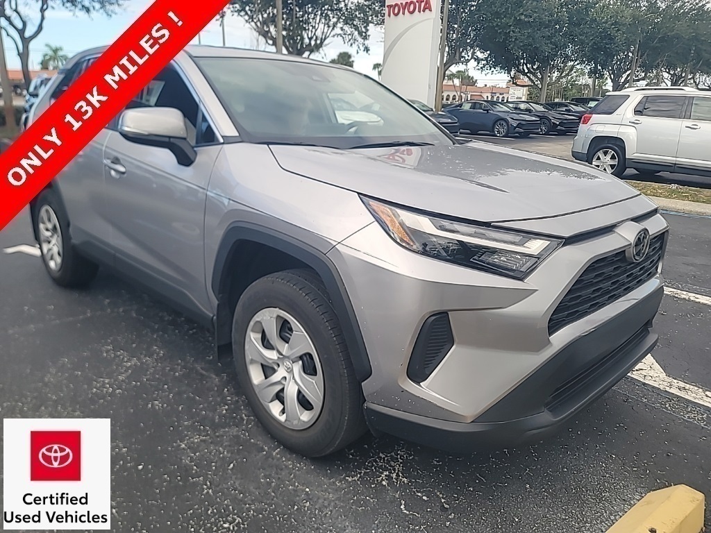 2024 Toyota RAV4 LE's photo