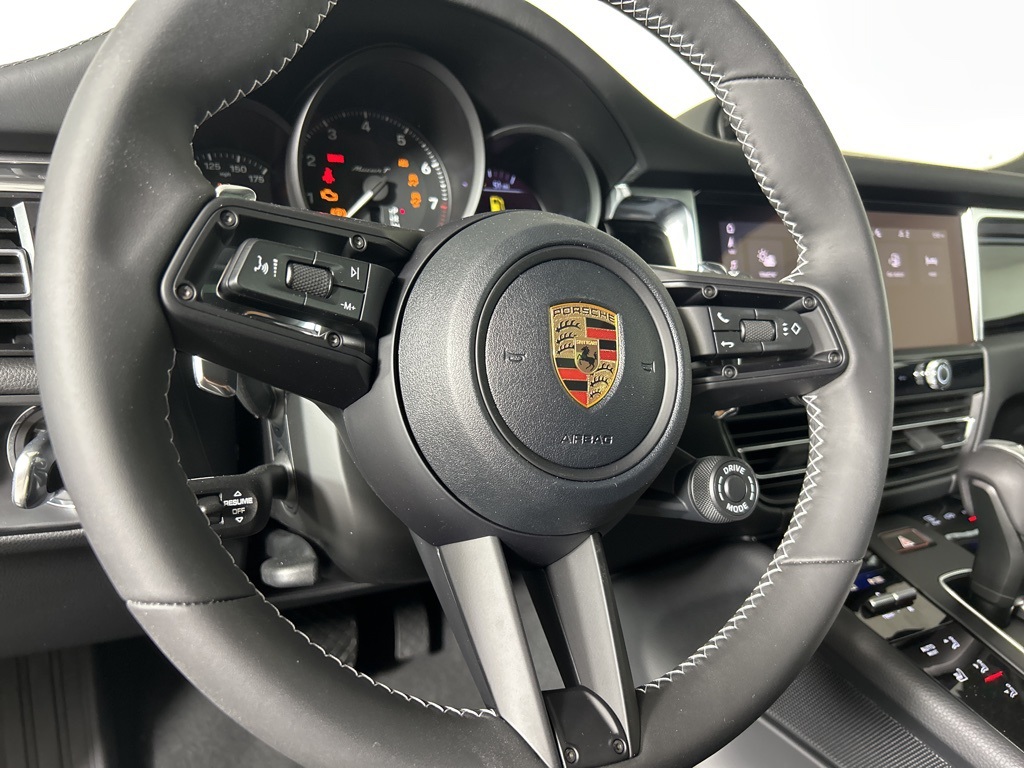 2025 Porsche Macan T photo 29