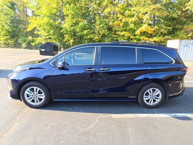 2024 Toyota Sienna XLE photo 5