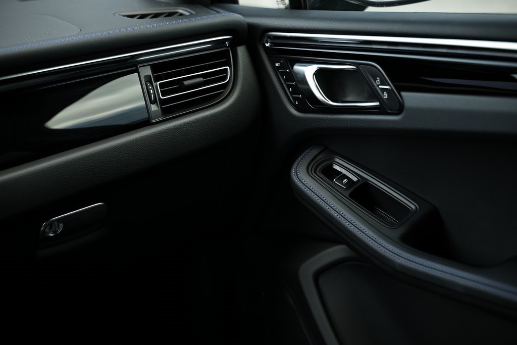 2025 Porsche Macan T photo 28