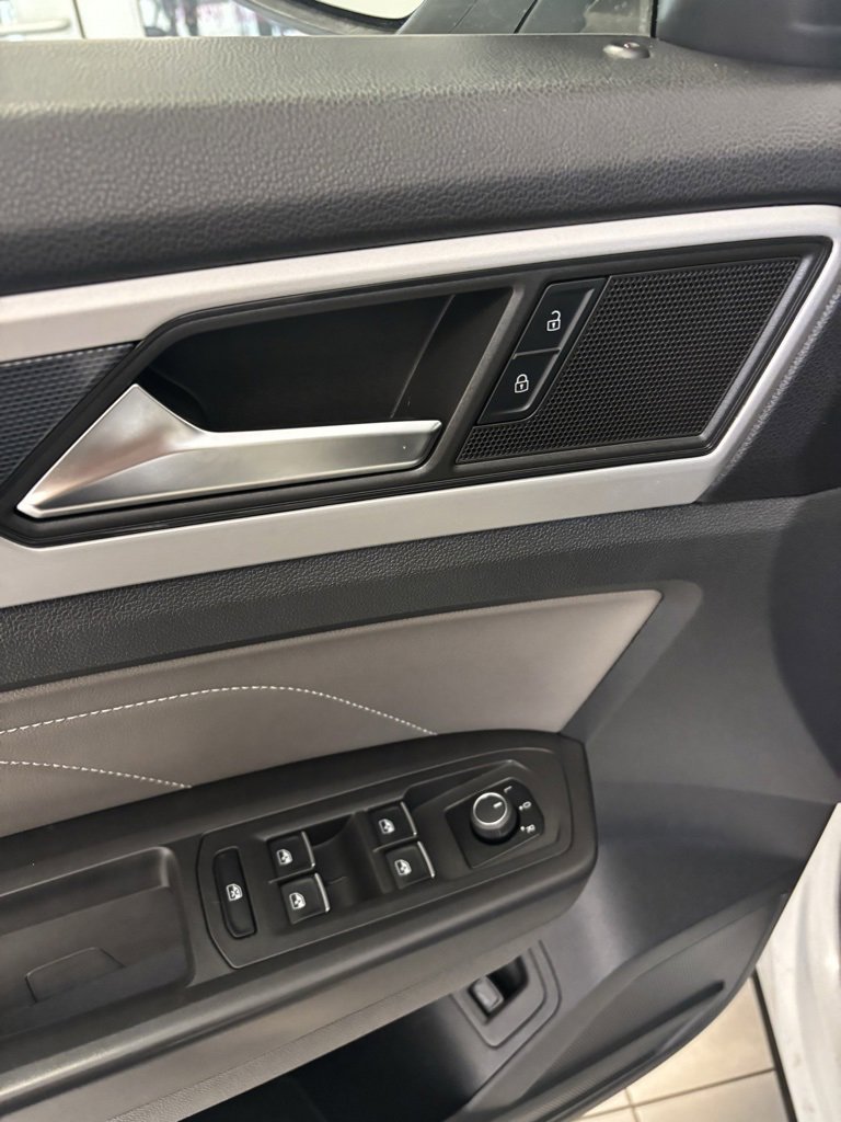 2023 Volkswagen Atlas Cross Sport V6 SEL R-Line photo 2