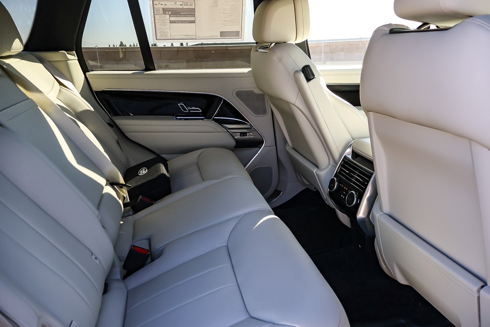 2025 Land Rover Range Rover SE photo 12