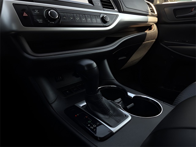 2016 Toyota Highlander LE photo 24